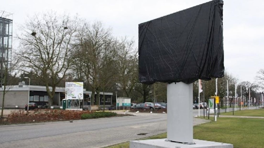 Billboard bij hoofdingang van UT