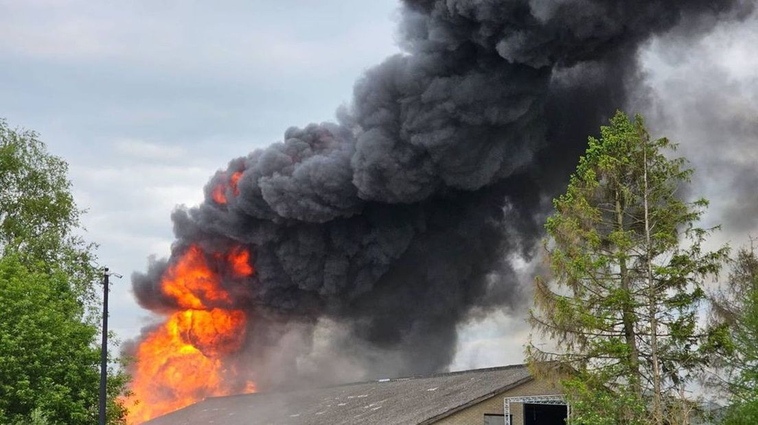 De brandweer heeft in Apeldoorn opgeschaald naar 'zeer grote brand'.