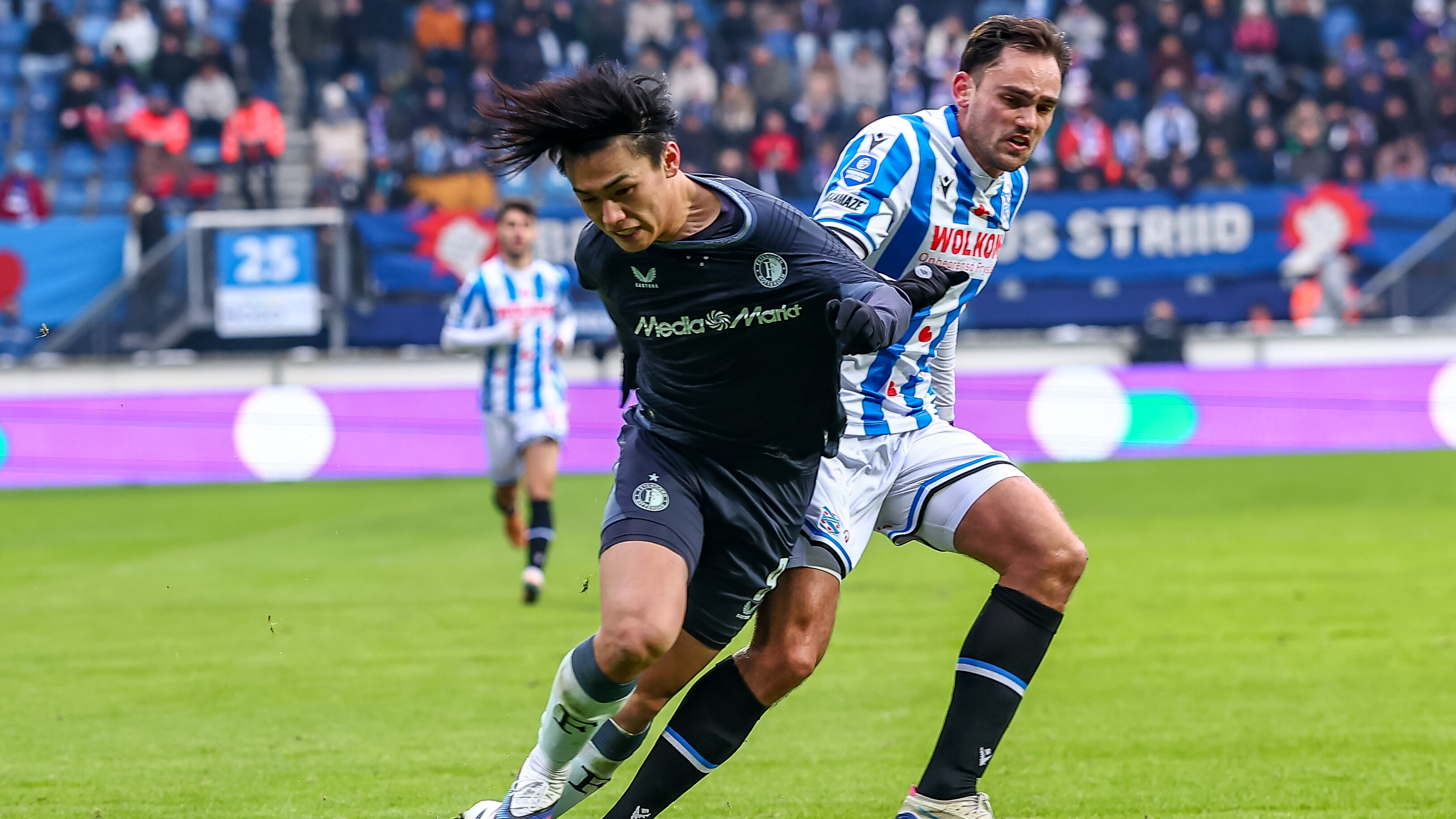 Sam Kersten in duel met Ueda van Feyenoord