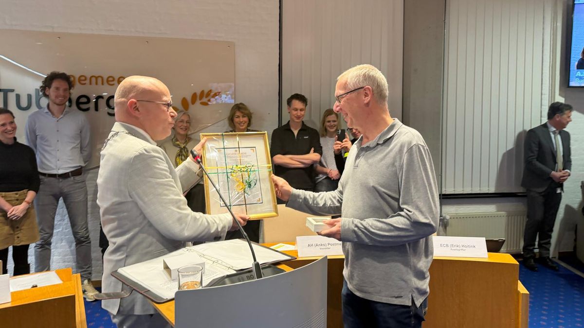 Agent met blauw hart Peter Withag (64) onderscheiden met erepenning van Tubbergen