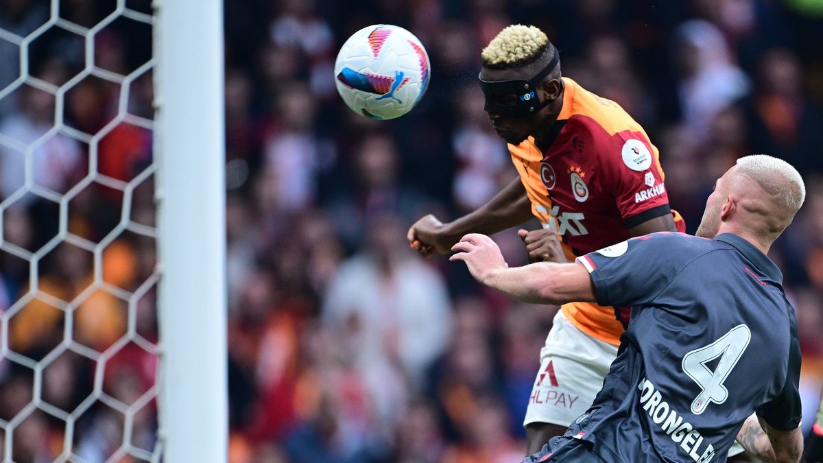 Galatasary-spitsen Osimhen en Batshuayi doen Van Drongelen de das om