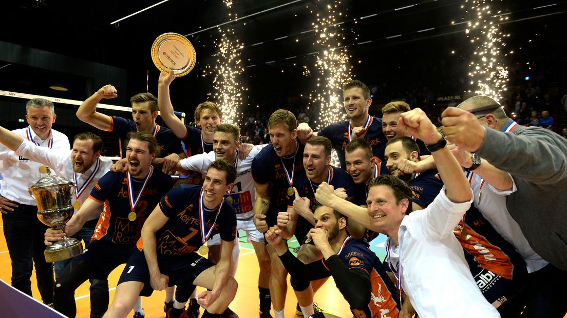 Orion viert feest na het winnen van de titel