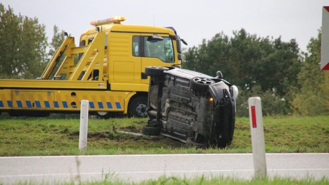 Auto op zijn kant tussen Staphorst en Meppel