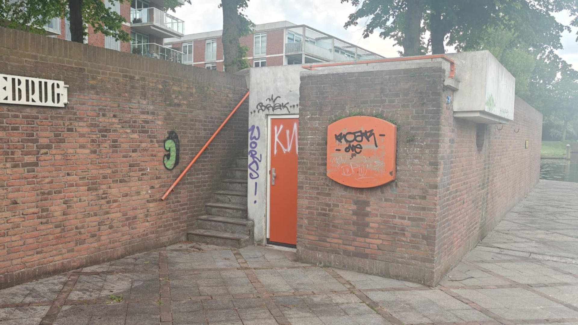 Buurt kiest voor ijszaak, maar ziet vooral een dichte oranje deur