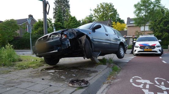Auto vast op paal・gewonden door botsing. Auto vast op paal・gewonden door botsing.