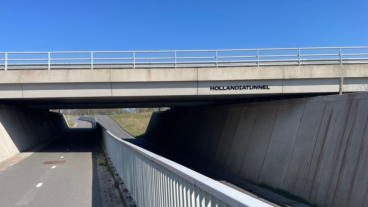 Werkzaamheden aan Hollandiatunnel onder A7 bij Scharsterbrug