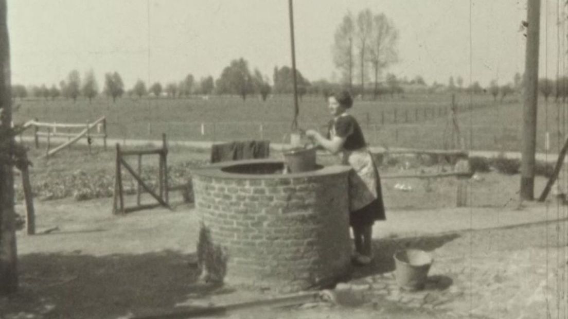 In Hummelo wordt het water in 1956 nog uut de putte gehaald