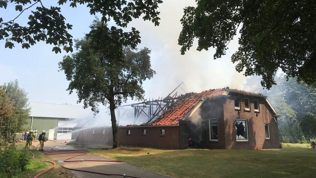 De afgebrande boerderij.