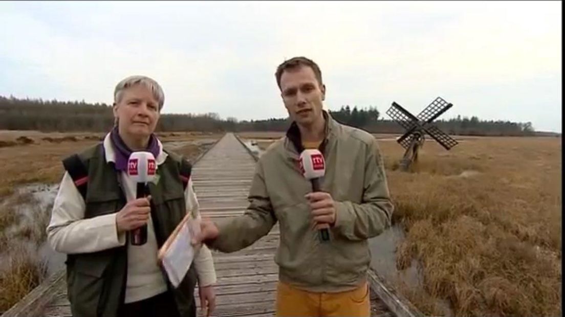 Presentator Joris Barske en boswachter Pauline Arends bij de allereerste uitzending van ROEG! (Rechten: RTV Drenthe)