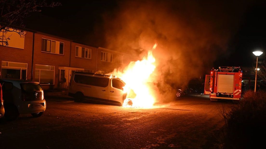 Een busje brandde vannacht uit in Almelo, ook een andere auto raakte zwaar beschadigd