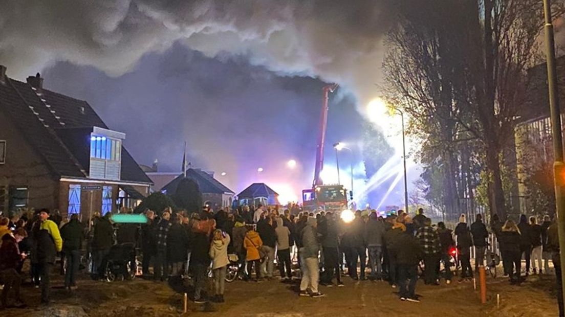 Het fabriekspand aan de Enkweg in Eerbeek kan als verloren worden beschouwd. Er woedde zondagavond een zeer grote brand in het gebouw van Smurfit Kappa, dat gedeeltelijk leeg staat.