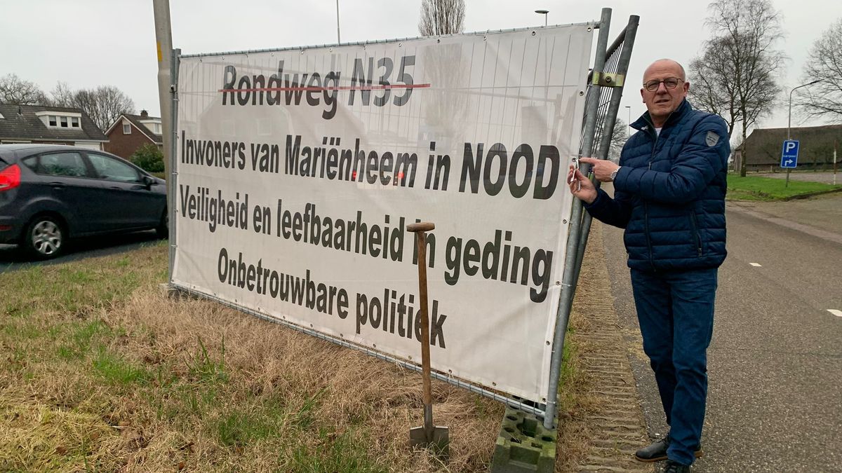 Inwoners Mariënheem halen protestspandoeken langs N35 weg: 