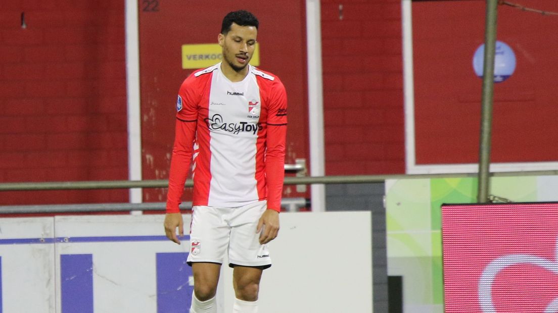 Van Rhijn baalt van zijn handsbal en de 1-2 van SC Heerenveen