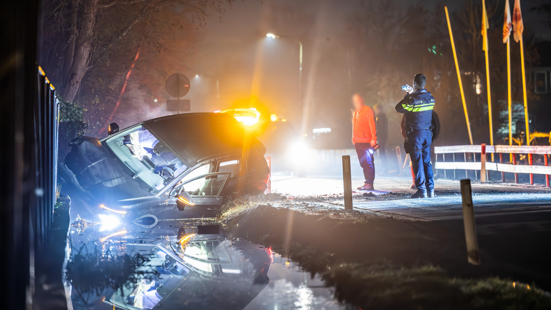 Auto botst tegen hek en belandt in sloot