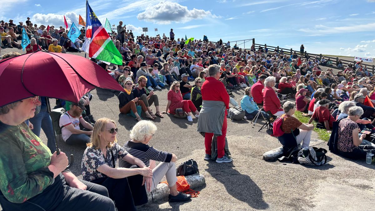 Honderden mensen demonstreren bij Holwert tegen gaswinning onder Waddenzee