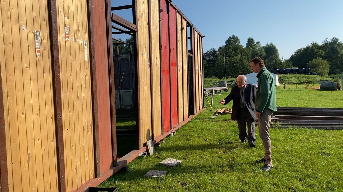 De opbouw van de poffertjeskraam gaat verder