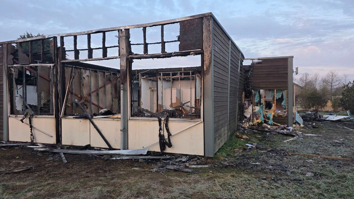 Ravage na brand in schoolgebouw, alleen muren staan er nog