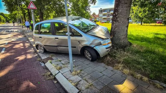 Inzittenden auto vluchten na botsing