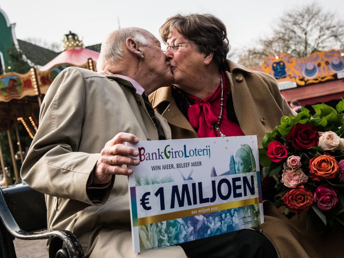 Het Dordtse echtpaar ontvangt de cheque uit handen van Robert ten Brink.