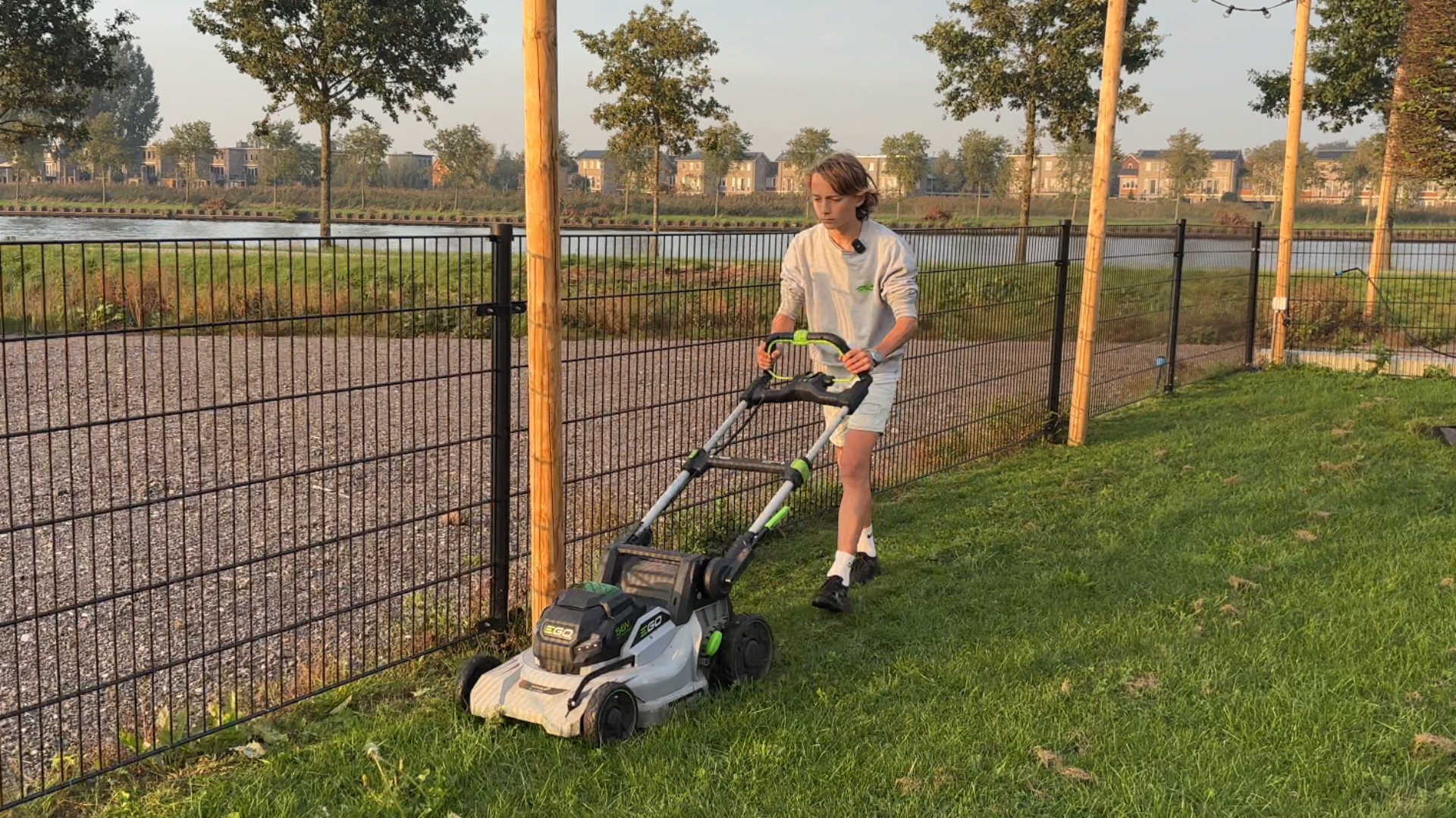 Ties (15) uit Schalkwijk is liever buiten dan binnen: 'Muziekje op, oortjes in, en lekker maaien'