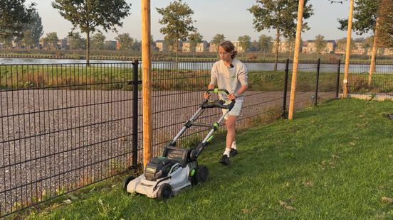 Ties (15) uit Schalkwijk is liever buiten dan binnen: 'Muziekje op, oortjes in, en lekker maaien' Home