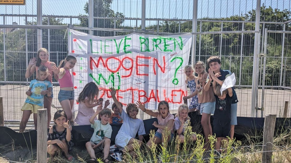 Kinderen uit 'het nieuwe deel' van Duindorp voor de gesloten voetbalkooi | Judith Blaauw