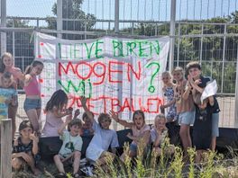 Kinderen uit Duindorp voeren actie om voetbalkooi te openen: 'Lieve buren, mogen wij voetballen?'