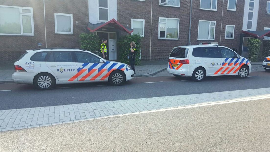 Politieauto's voor de flat in Almelo