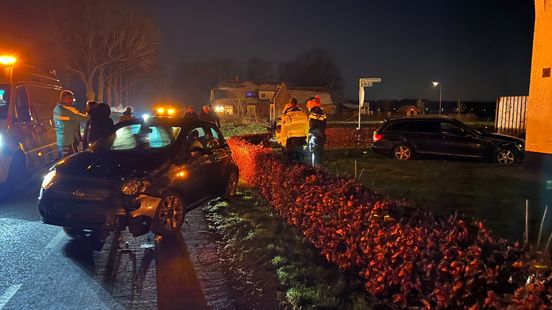 Auto belandt in voortuin • fietser aangereden. Auto belandt in voortuin • fietser aangereden.