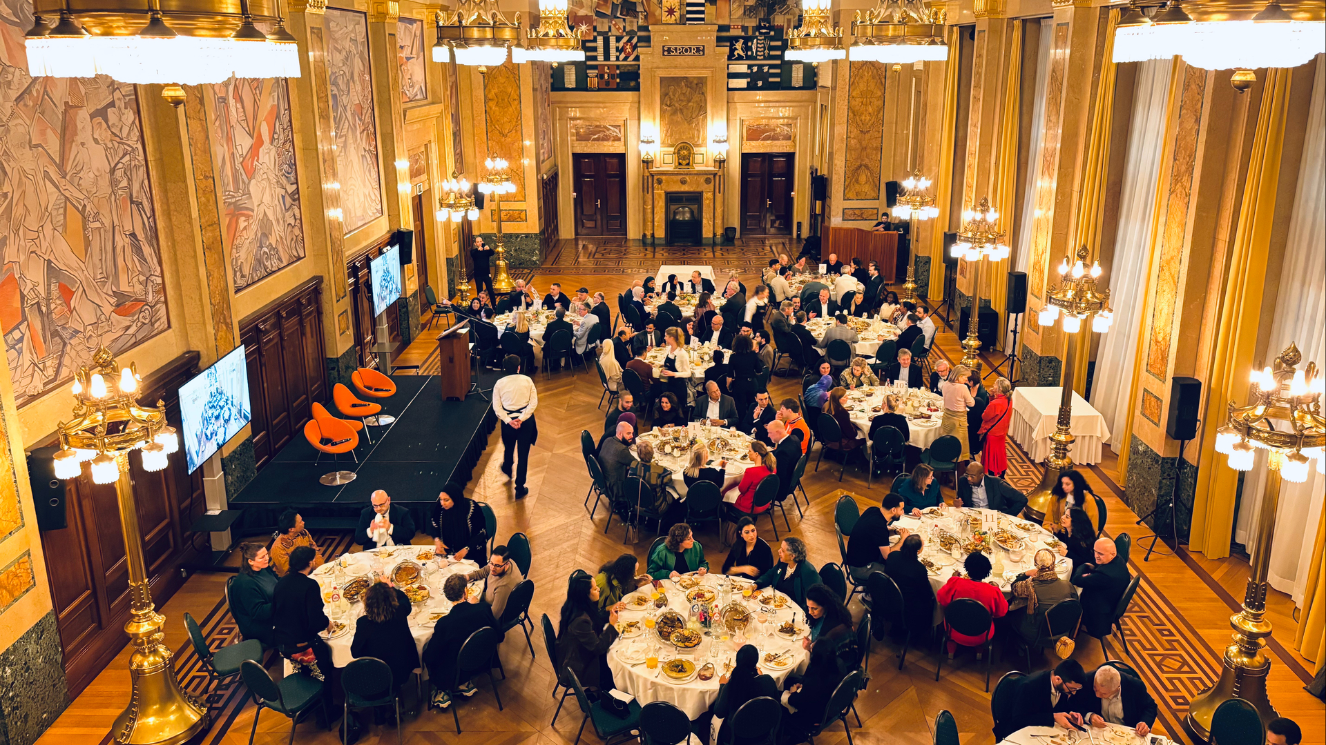 De iftar in de Burgerzaal van het stadhuis