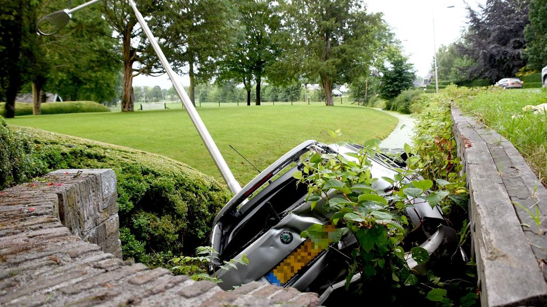 De auto belandde in de sloot.