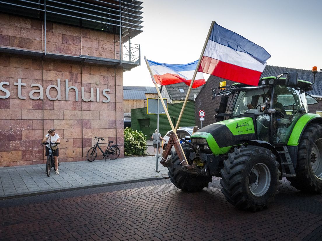 Protesterende boeren langs gemeenten en provincie