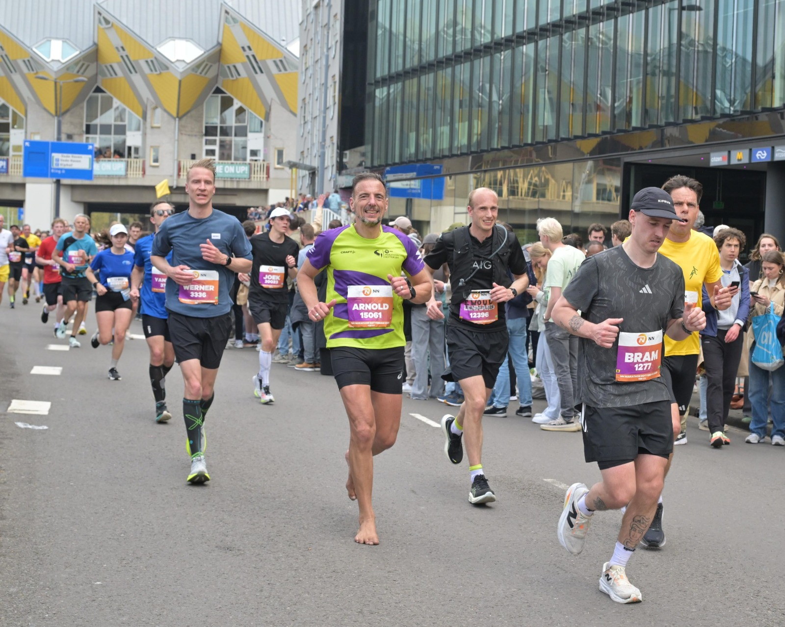 Arnold tijdens de marathon van Rotterdam vorig jaar, die hij ook al op blote voeten liep.