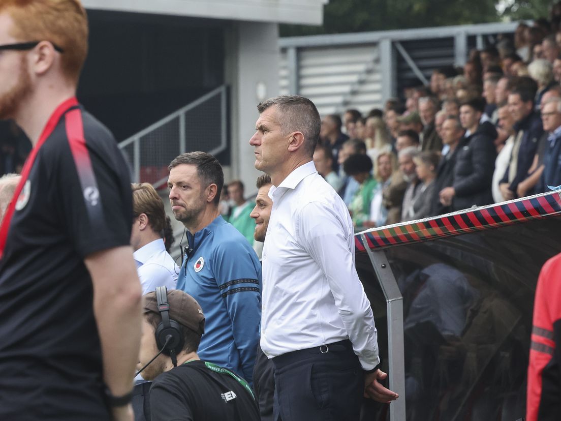 Marinus Dijkhuizen bij een minuut stilte voor aanvang van Excelsior - Almere City