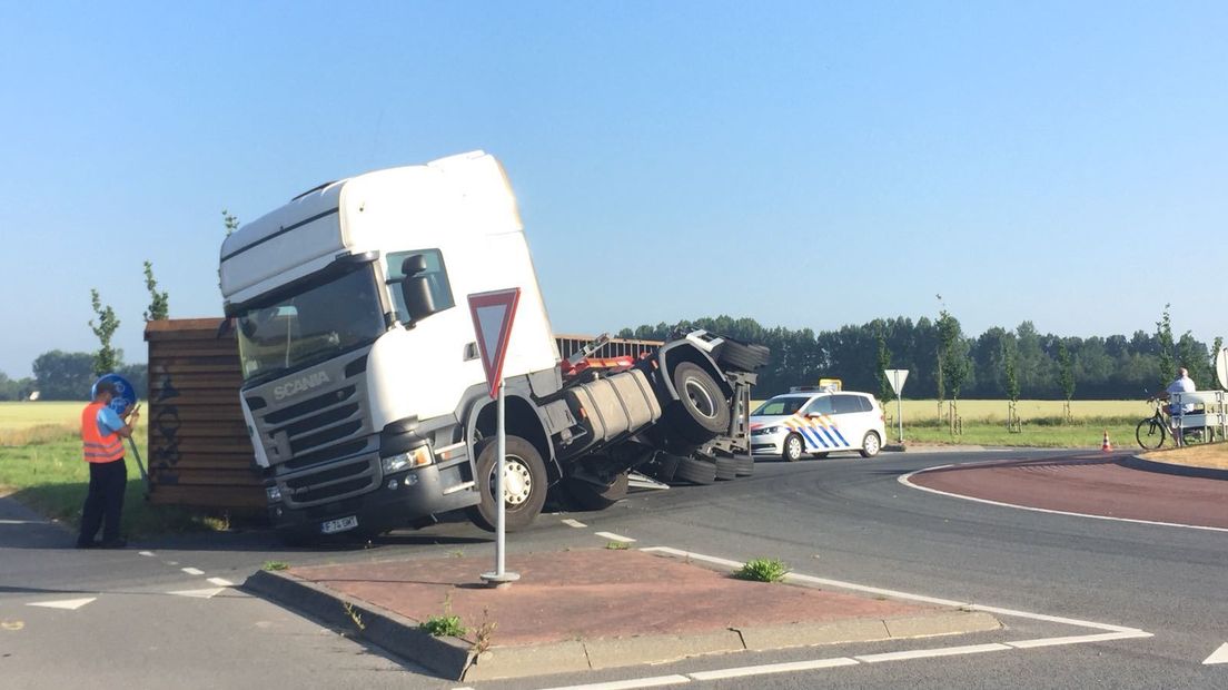Vrachtwagen gekanteld bij Oostburg