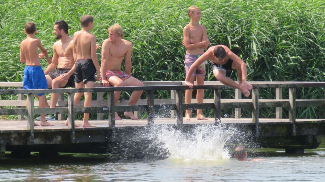 Deze jongens zoeken verkoeling in het het Valkenburgse meer in Katwijk