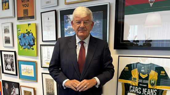 Kijk binnen in werkkamer burgemeester Van Zanen van Den Haag: van gele trui tot klassieke wandklok Home