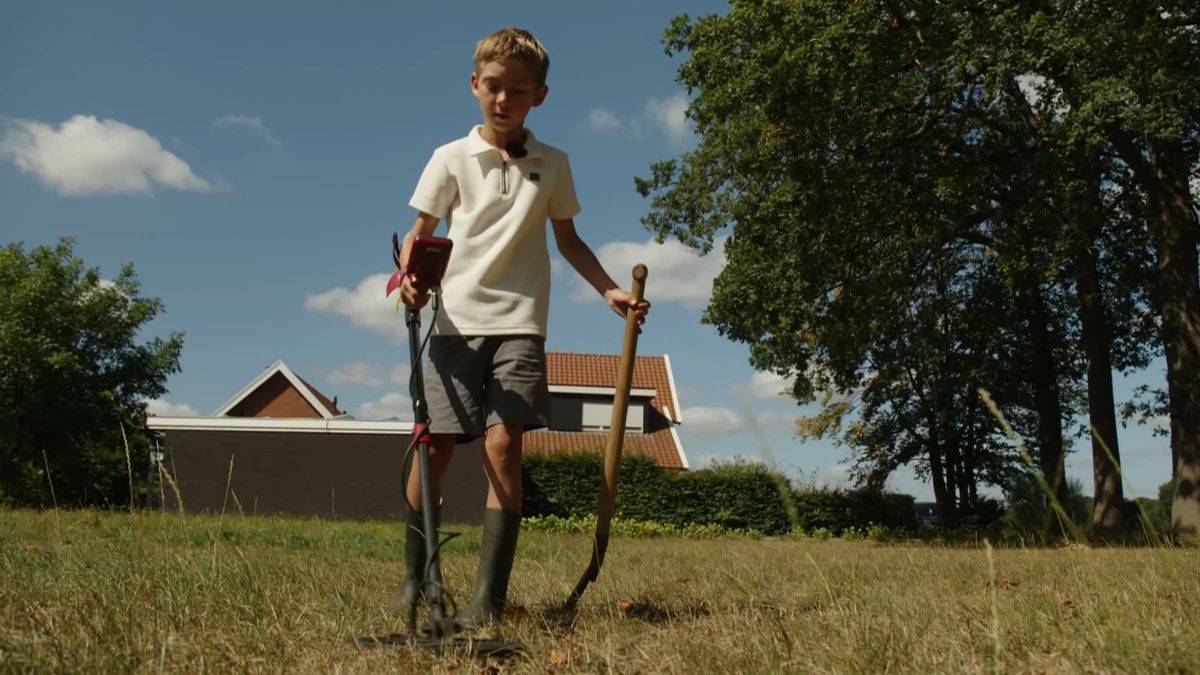 Tygo (9) uit Saasveld vindt eeuwenoude broche uit Vikingtijd
