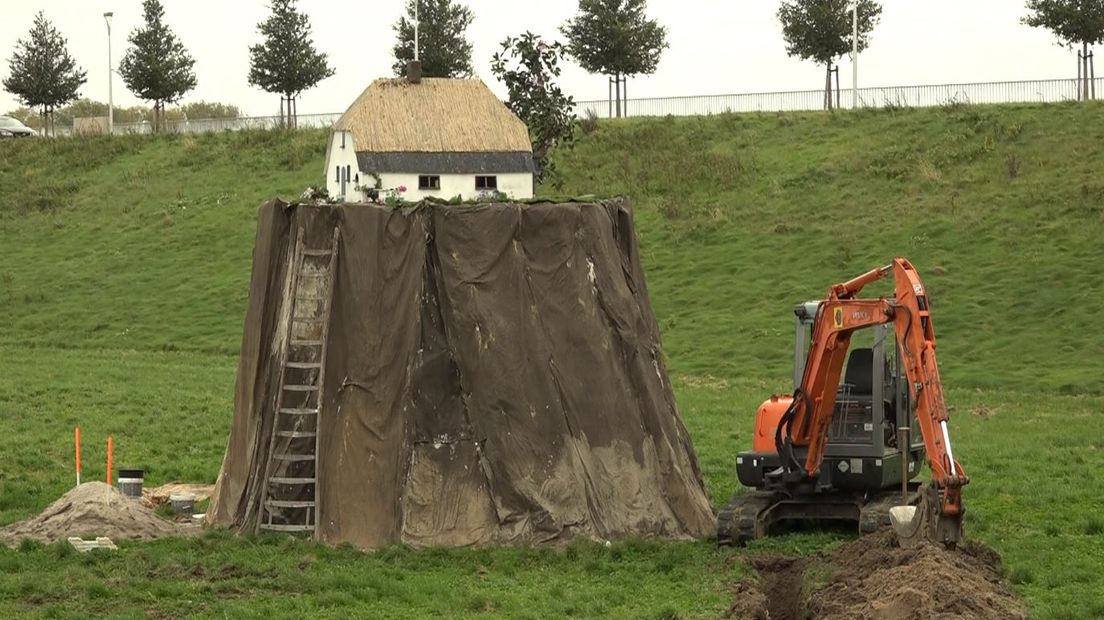 Langs de nevengeul bij Lent staat bovenop een berg een opmerkelijk boerderijtje. Het gaat om het kunstproject 'Eilandje van geluk' van kunstenaar Leonard van Munster.