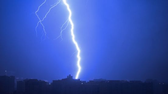 Code geel vanwege onweer en regen, maar (aanvankelijk) niet in Zuid-Holland: waarom? Home