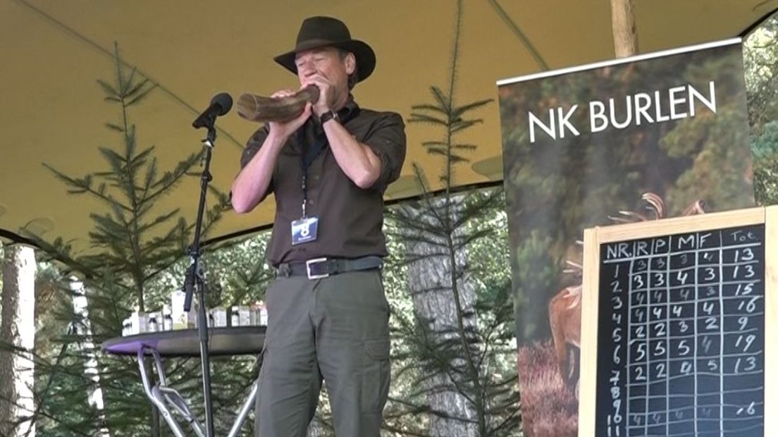 Ron Reitsma uit Harskamp mag zich een jaar lang de beste burler van Nederland noemen. Hij won zondag het NK Burlen in Park de Hoge Veluwe. Vorig jaar werd Reitsma nog tweede maar dankzij goed oefenen ging hij er dit jaar met de winst vandoor.