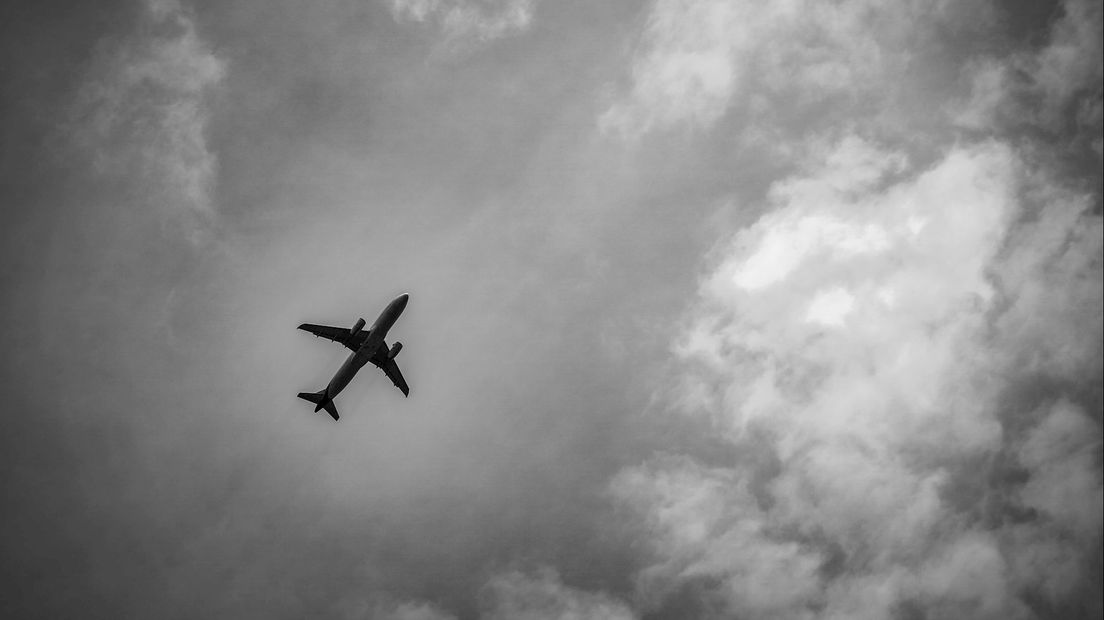 Vliegtuigen van en naar Lelystad Airport laag over Overijssel