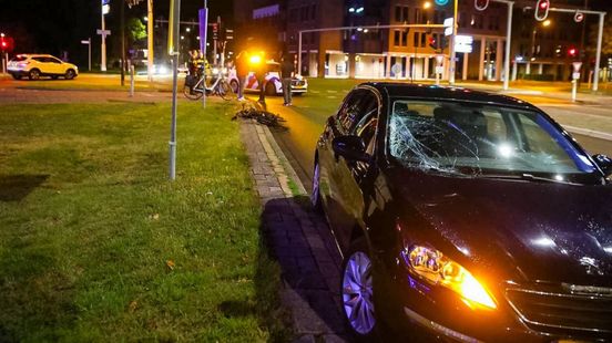 Auto rijdt fietser aan bij het oversteken