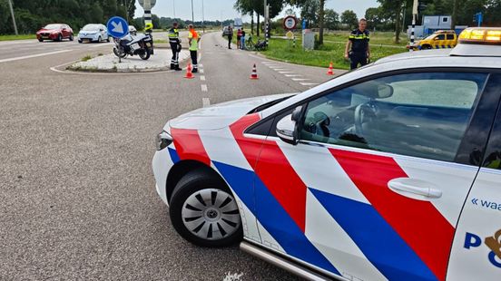 Vrouw op fiets aangereden • auto zwaar beschadigd. Vrouw op fiets aangereden • auto zwaar beschadigd.