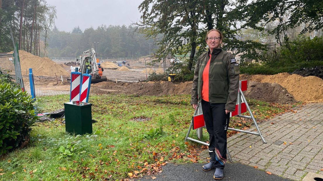 Oud-militair Esther Frijlink voor het bouwterrein naast haar bungalow