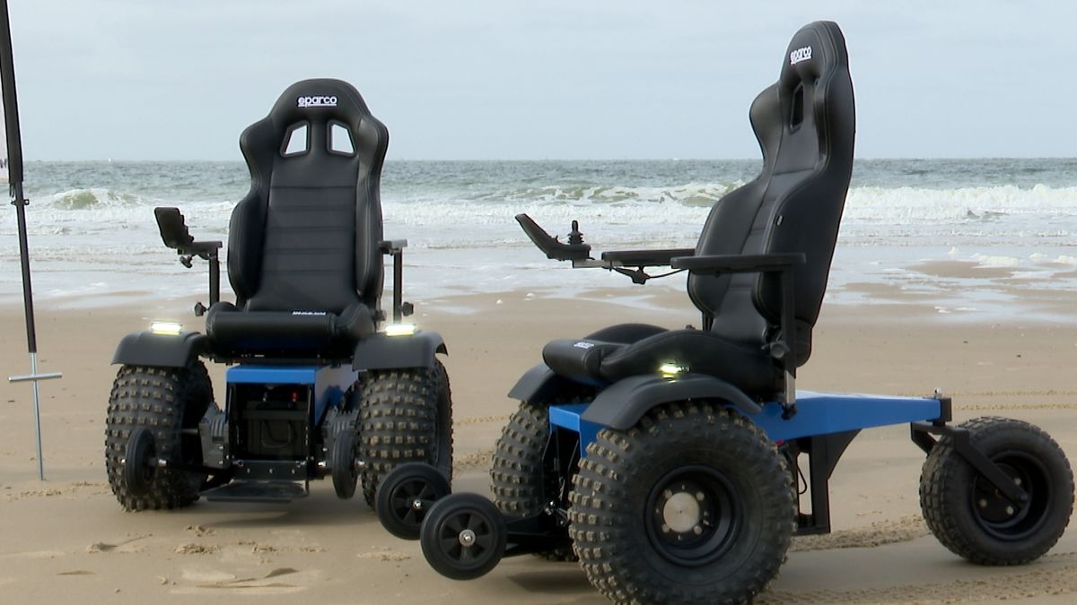Primeur voor gemeente Veere: rolstoel voor gehandicapten die naar het strand willen