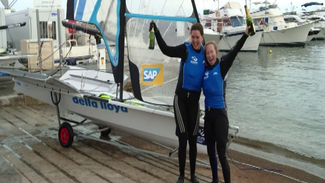 De blijdschap was groot bij zeilster Annette Duetz uit Zeddam toen ze zaterdag met haar Brabantse partner Annemiek Bekkering aan wal kwam na een wedstrijd in het Franse Hyères, waar de medalrace wordt gehouden. Het tweetal mag door de prestatie naar de Olympische spelen in de 49erFX-klasse.