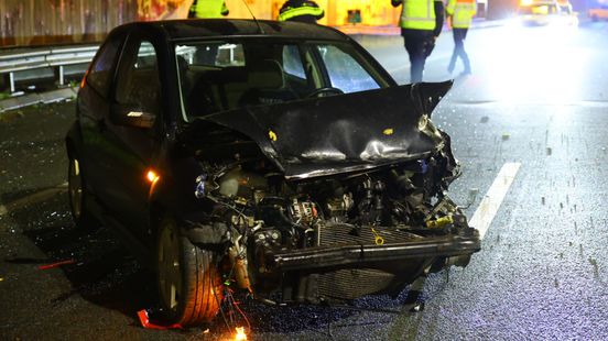 Botsing na uitwijkmanoeuvre vanwege dode zwaan op A4. Botsing na uitwijkmanoeuvre vanwege dode zwaan op A4.