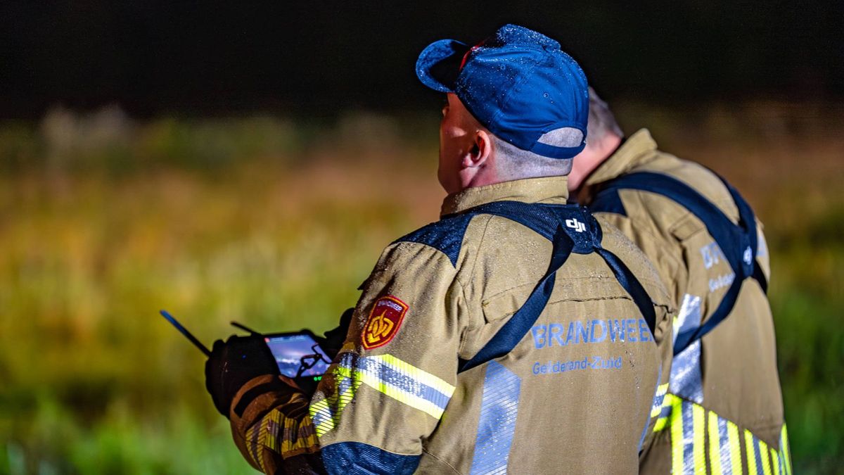 Paraglider mogelijk neergestort, politie en brandweer zoeken met drone