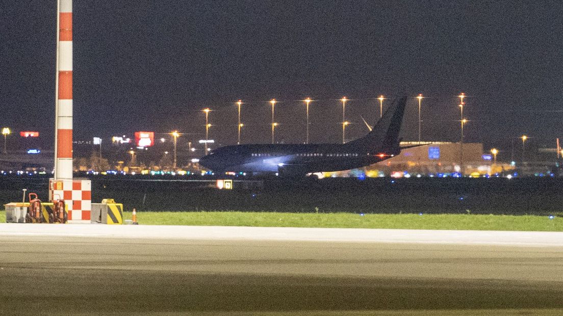 Het regeringsvliegtuig woensdagavond na de landing op Schiphol